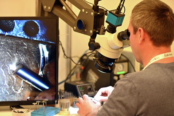 Каждый желающий мог наблюдать процесс создания ювелирных украшений. - Sputnik Латвия