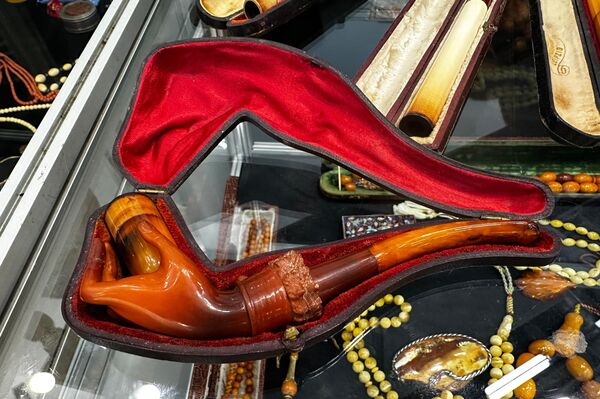 На фото: мундштук ручной работы из янтаря. - Sputnik Латвия