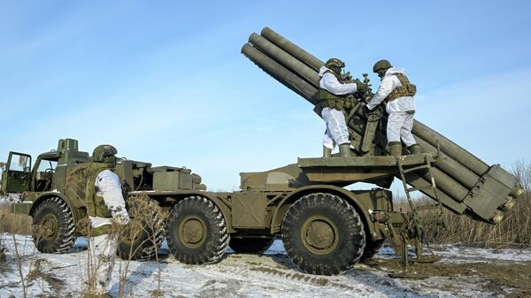 Боевая работа расчета РСЗО Ураган группировки войск Запад на Харьковском направлении - Sputnik Латвия