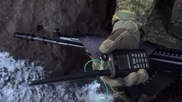 Минобороны России показало охоту рэбовцев за дронами ВСУ - Sputnik Латвия