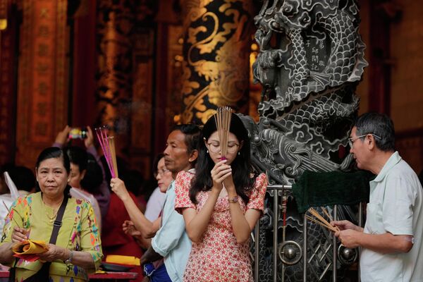 Лунный Новый год празднуют как в Поднебесной, так и в других странах, где используют лунный календарь: в Индонезии, Монголии, Корее, Вьетнаме, Малайзии, Мьянме, на Филиппинах.На фото: празднование Нового года по лунному календарю в Мьянме. Лунный Новый год празднуют как в Поднебесной, так и в других странах, где используют лунный календарь: в Индонезии, Монголии, Корее, Вьетнаме, Малайзии, Мьянме, на Филиппинах.На фото: празднование Нового года по лунному календарю в Мьянме. - Sputnik Латвия