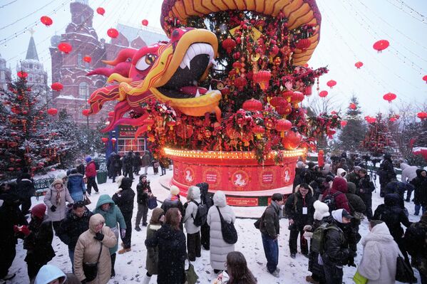 Согласно восточным календарям, 2026 год завершится 5 февраля 2027 года. На фото: празднование Нового года по лунному календарю в России. Согласно восточным календарям, 2026 год завершится 5 февраля 2027 года. На фото: празднование Нового года по лунному календарю в России. - Sputnik Латвия