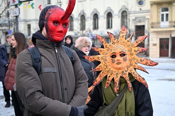 В центре сюжета литовской Масленицы - встреча и противоборство Зимы (Лашининиса) и Весны (Канапиниса). - Sputnik Латвия