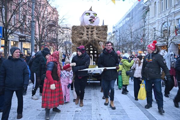 На фото: участники шествия в честь Ужгавенеса. - Sputnik Латвия