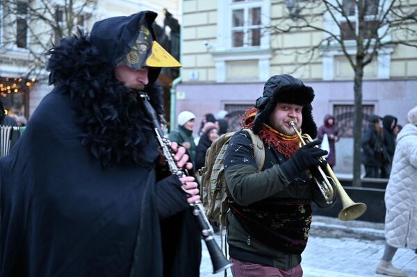 В Вильнюсе шествие ряженых прошло по Старому городу в сопровождении живой музыки. - Sputnik Латвия
