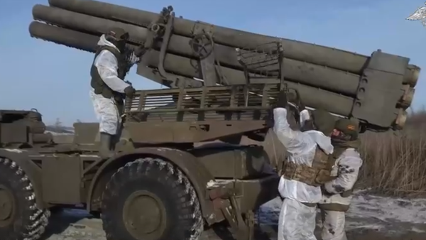 Расчет РСЗО Ураган накрыл место ротации ВСУ - Sputnik Латвия