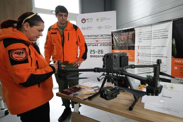 На фото: стенд добровольческого поисково-спасательного отряда "ЛизаАлерт"  - Sputnik Латвия