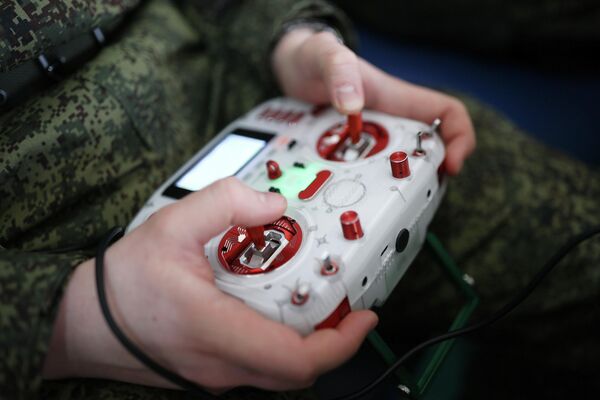 На выставке представлены беспилотные системы, включая  разведывательный БПЛА с возможностью сброса, оборудованный ИК камерой; полностью напечатанная на 3D-принтере летающая модель, имитирующая птицу; гражданский БПЛА для выполнения аэрофотосъемки  - Sputnik Латвия