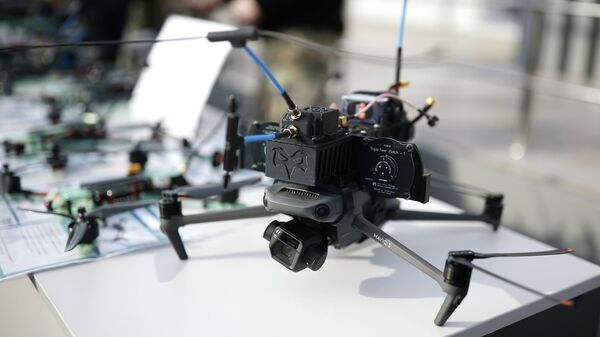 Дрон-ретранслятор на международном форуме Беспилотные системы: технологии двойного назначения в Майкопском государственном технологическом университете - Sputnik Латвия