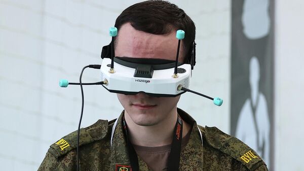 Участник гонки дронов на международном форуме Беспилотные системы: технологии двойного назначения в Майкопском государственном технологическом университете - Sputnik Латвия