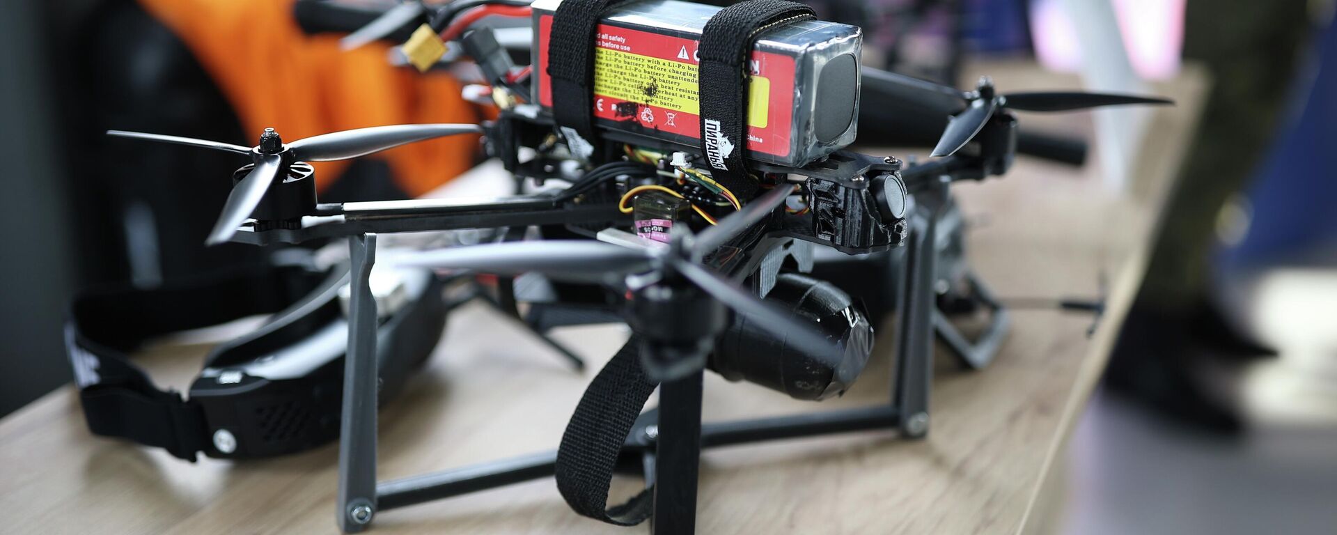 Дрон-камикадзе на международном форуме Беспилотные системы: технологии двойного назначения в Майкопском государственном технологическом университете - Sputnik Латвия, 1920, 25.03.2026