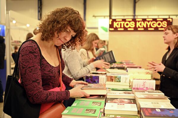 Изначально Вильнюсскую книжную ярмарку планировали посетить почти 40 зарубежных писателей, публицистов, журналистов и создателей книжного искусства. - Sputnik Латвия