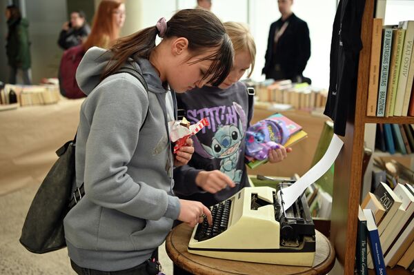 На фото: гости Книжной ярмарки. - Sputnik Латвия