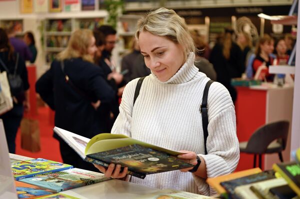 Одна из главных изюминок выставки - то, что книголюбы могут подписать книги у приглашенных на мероприятие авторов.  - Sputnik Латвия