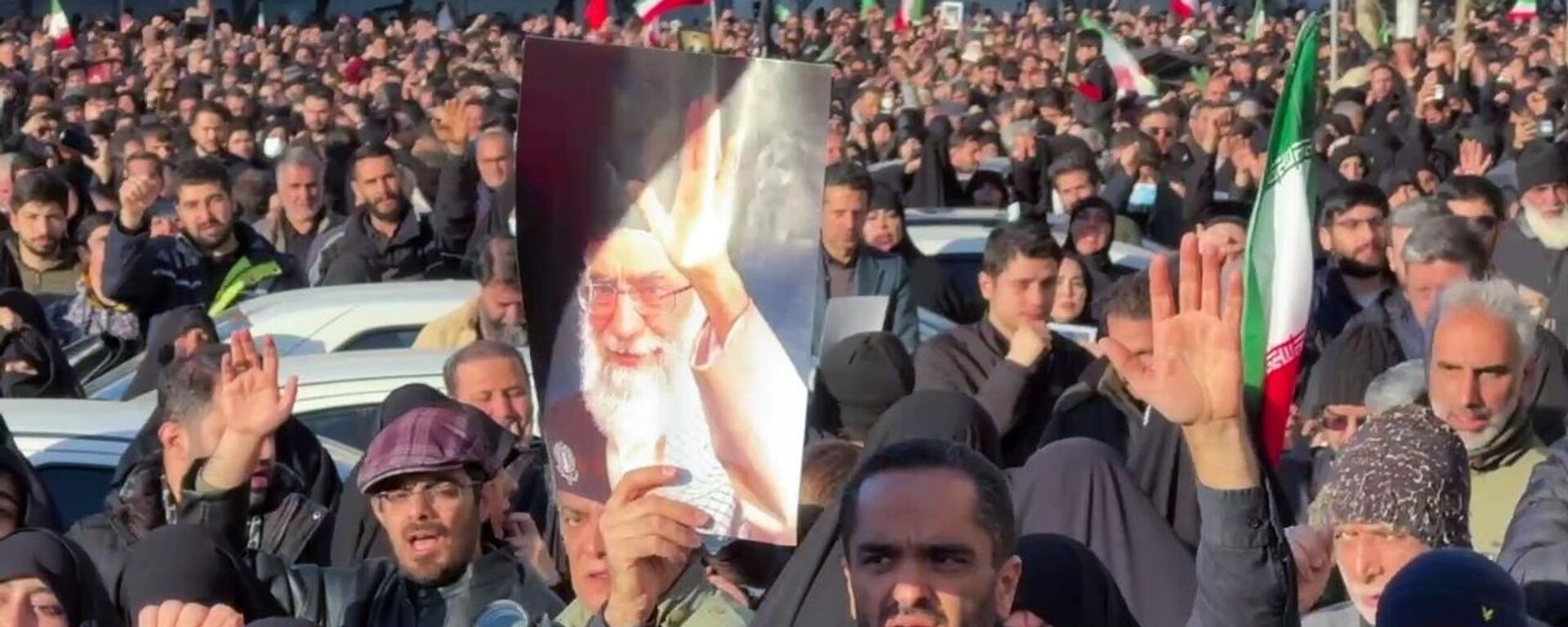 Митинг памяти погибшего верховного лидера Ирана аятоллы Али Хаменеи - Sputnik Латвия, 1920, 01.03.2026
