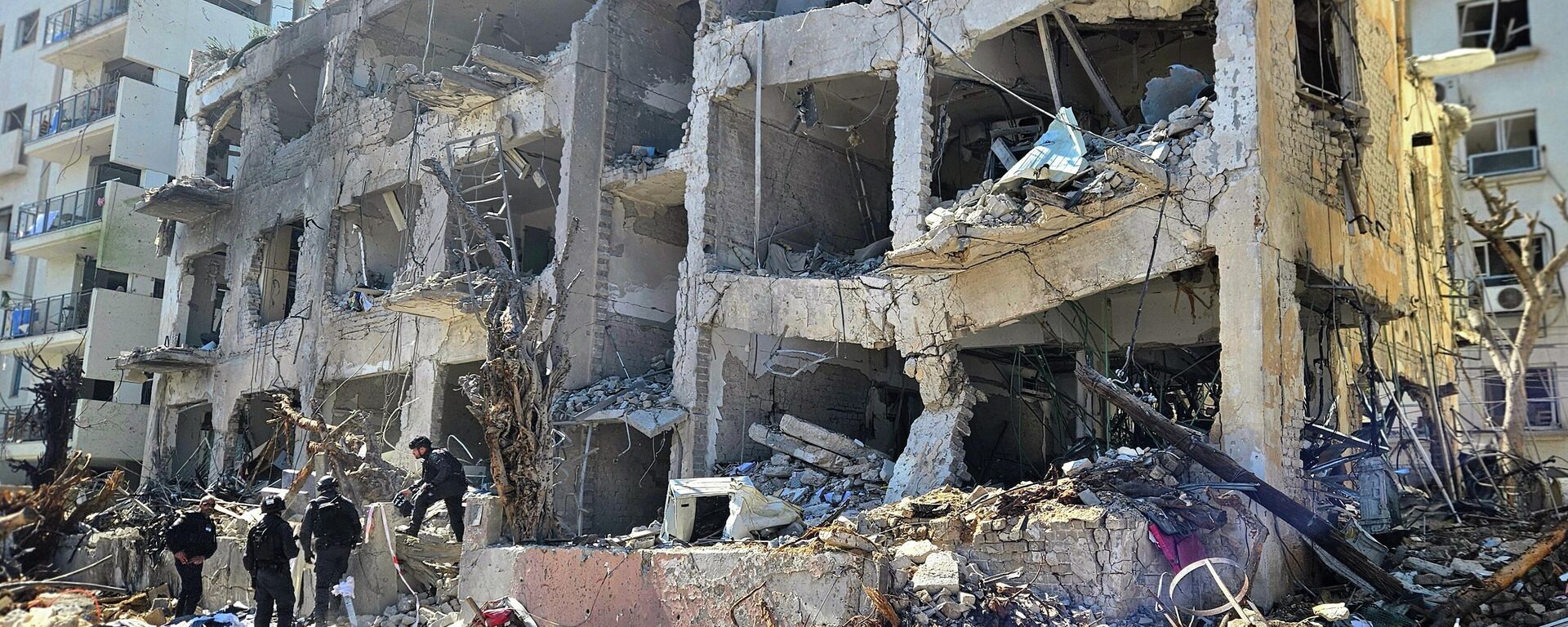 Разрушения в Тель-Авиве в результате ракетной атаки со стороны Ирана - Sputnik Латвия, 1920, 04.03.2026