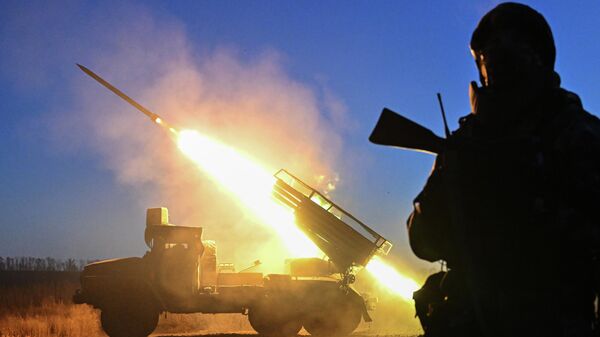 Российские расчеты РСЗО Град накрыли позиции ВСУ - Sputnik Латвия