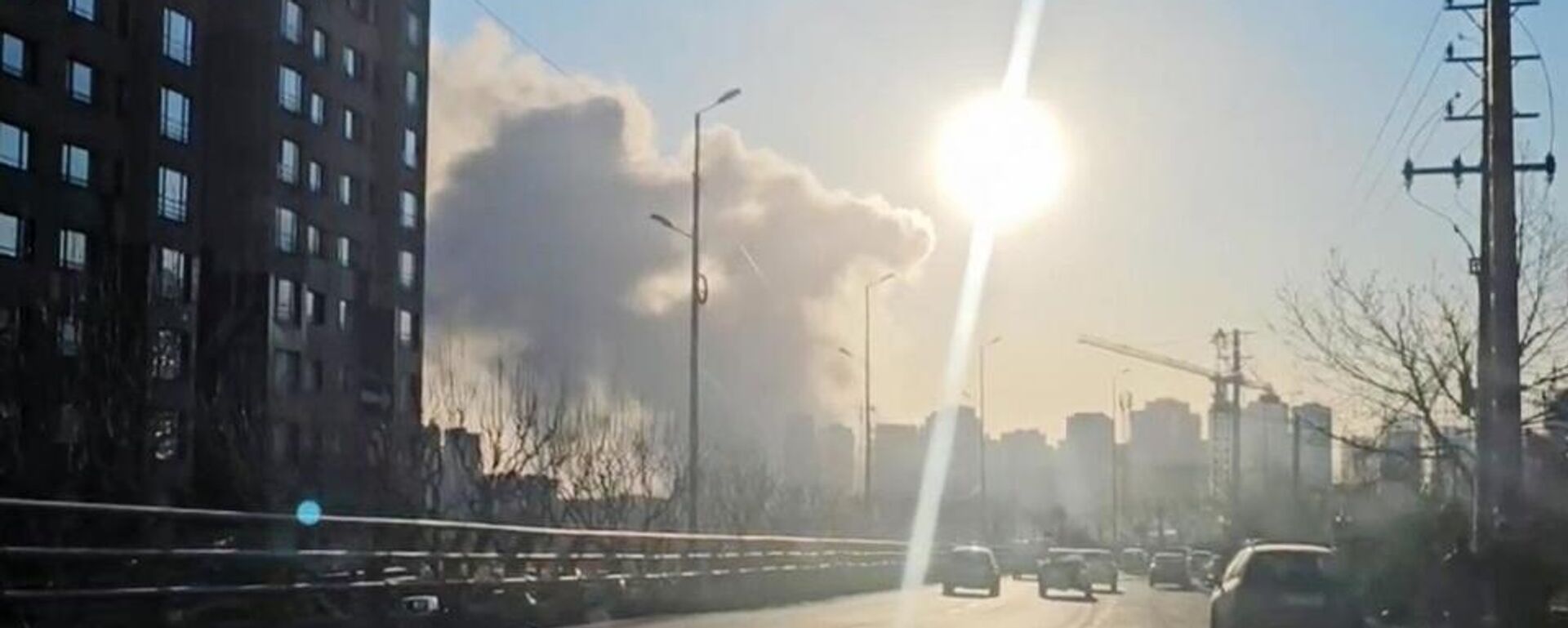 Дым над местом взрыва в районе озера Читгар и торгового центра Iran Mall в Тегеране - Sputnik Латвия, 1920, 05.03.2026