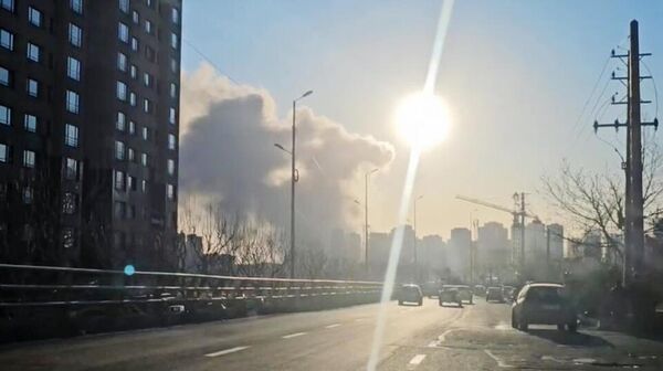 Дым над местом взрыва в районе озера Читгар и торгового центра Iran Mall в Тегеране - Sputnik Латвия