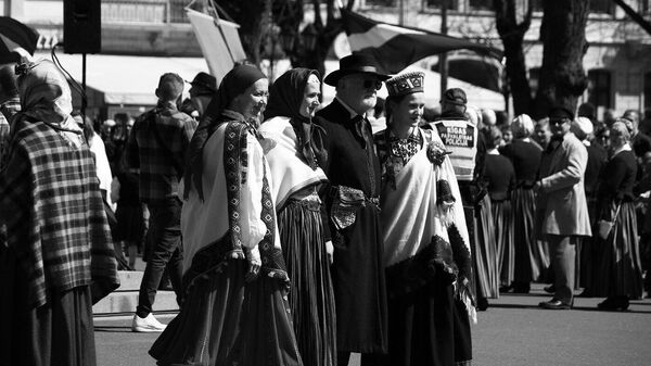 Янис Стрейчс и девушки в национальных костюмах у Памятника Свободы - Sputnik Латвия