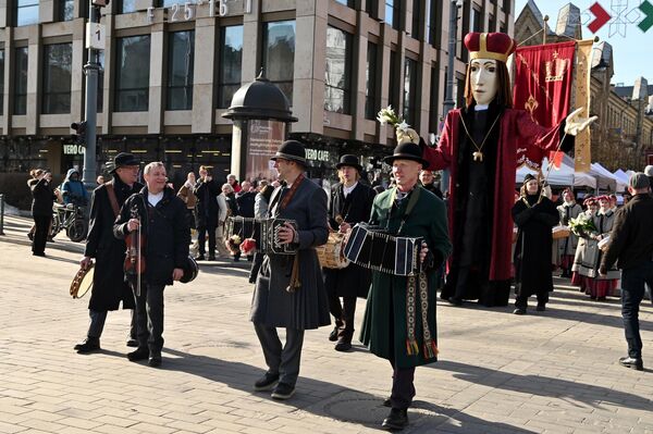 Начало весны в столице Литвы невозможно представить без ярмарки Казюкаса, которая приглашает жителей и гостей Вильнюса к осмотру новых товаров и дегустации традиционных блюд. - Sputnik Латвия
