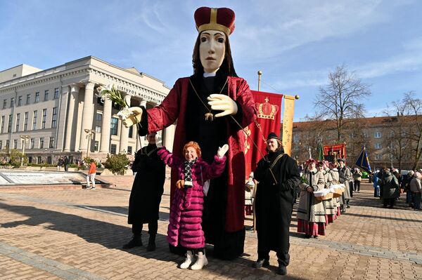 В пятницу, 6 марта, днем ​​по проспекту Гедиминаса прошло театрализованное шествие Святого Казимира, ознаменовавшее официальное начало ярмарки. - Sputnik Латвия