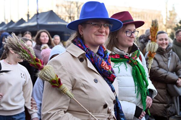 В этом году тема ярмарки Казюкаса "И сердца расцветают". - Sputnik Латвия