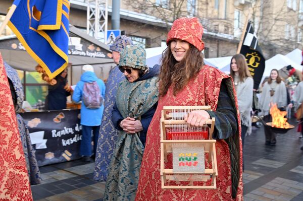По словам организаторов, ярмарка, имеющая многовековую историю, не утратила своей актуальности и не исчерпала себя: некоторые мастера не ездят никуда, кроме ярмарки Казюкаса в Вильнюсе, некоторые возвращаются после перерыва, а также приезжают молодые творцы. - Sputnik Латвия
