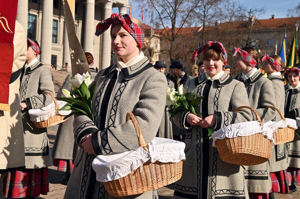 Посетители хлынули на ярмарку с самого утра, рассматривая прилавки, полные различных деликатесов и изделий ручной работы. - Sputnik Латвия