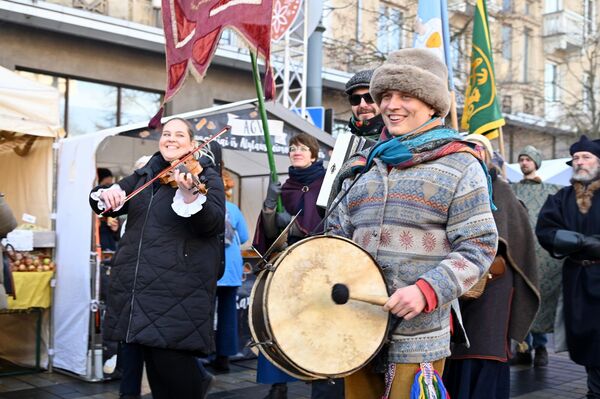 Исполнители после шествия рассредоточились по Старому городу и начали радовать посетителей ярмарки своими представлениями. - Sputnik Латвия