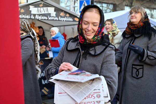 Большое кольцо ярмарки Казюкаса пролегло по пешеходным дорожкам парка Литовского национального музея. - Sputnik Латвия