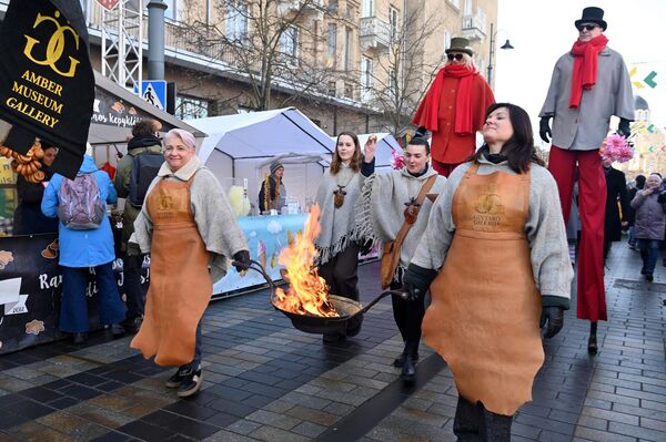 Рядом с памятником королю Миндаугасу создан "Сквер художников", а возле "Старого арсенала" обосновался блошиный рынок, приглашающий посетителей познакомиться с подержанными товарами. - Sputnik Латвия