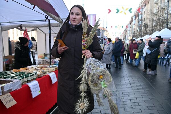 Далее, на аллее Триспальвес, свою продукцию представляют фермеры и другие производители продуктов питания. - Sputnik Латвия