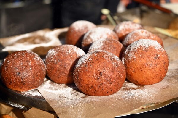 На фото: продукция, представленная на ярмарке Казюкаса в Вильнюсе. - Sputnik Латвия