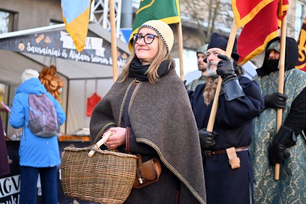 Новинкой этого года стала открытая в долине Швянтарагис мастерская творцов Avilys. Это оживленное творческое пространство, сочетающее искусство, ремесла и живые выступления, приглашающее посетителей принять участие в творческом процессе, пообщаться с создателями и ощутить ярмарку как пульсирующее культурное событие. - Sputnik Латвия