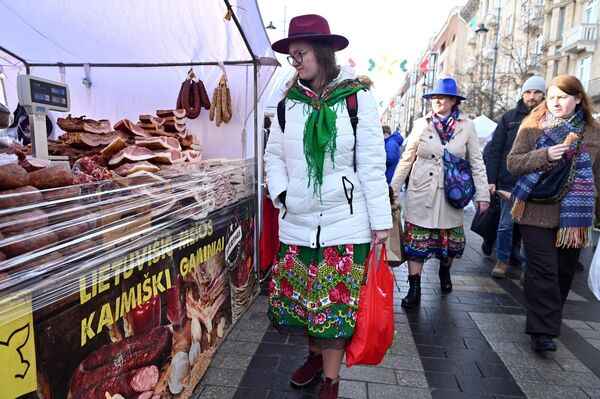 Традиционно Ярмарка Казюкаса растянулась вдоль всего проспекта Гедиминаса, который в этом году также является одной из главных артерий фестиваля. - Sputnik Латвия