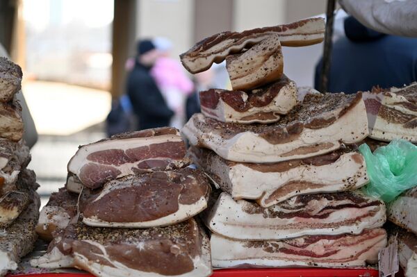 На площади Лукишкес обосновался дворик лакомств. Здесь посетителей встречают ароматы свежекопченой рыбы и гриля, а более 200 производителей из Литвы, Латвии, Польши и Эстонии предлагают весь кулинарный спектр — от фермерской продукции до десертов и других деликатесов. - Sputnik Латвия