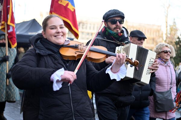 Более ста уличных артистов, актеров, музыкантов и певческо-танцевальных коллективов будут создавать праздничную атмосферу в Старом городе Вильнюса на протяжении всех выходных. - Sputnik Латвия