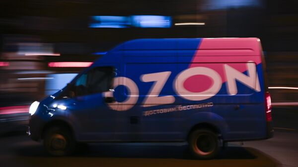Автомобиль службы доставки Ozon. - Sputnik Латвия
