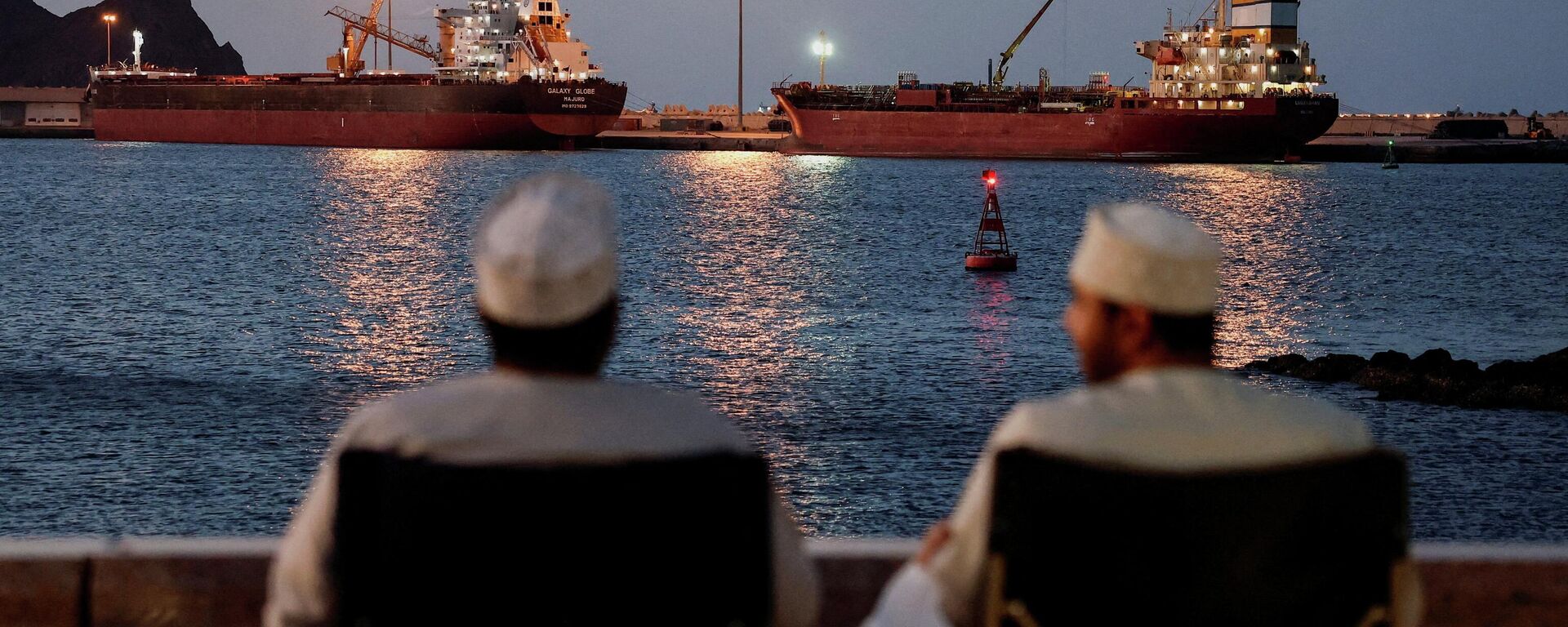 Балкер Galaxy Globe и танкер Luojiashan стоят на якоре, в то время как Иран обещает закрыть Ормузский пролив на фоне американо-израильского конфликта с Ираном, Маскат, Оман, 9 марта 2026 года - Sputnik Латвия, 1920, 10.03.2026