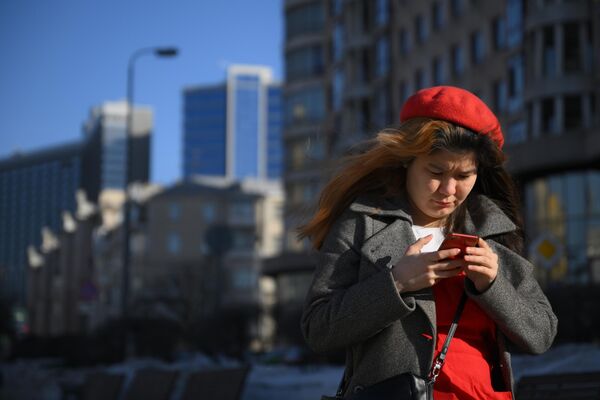 Прохожие в Москве уже одеты совсем по-весеннему - Sputnik Латвия