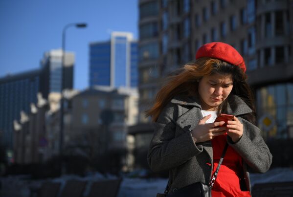 Прохожие в Москве уже одеты совсем по-весеннему - Sputnik Латвия