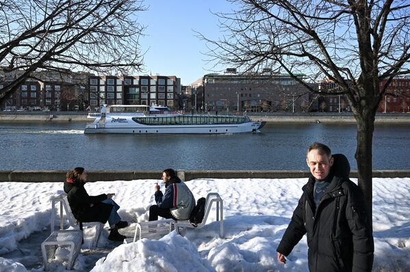 Москвичи отдыхают на набережной реки, хотя сугробы еще не совсем растаяли - Sputnik Латвия