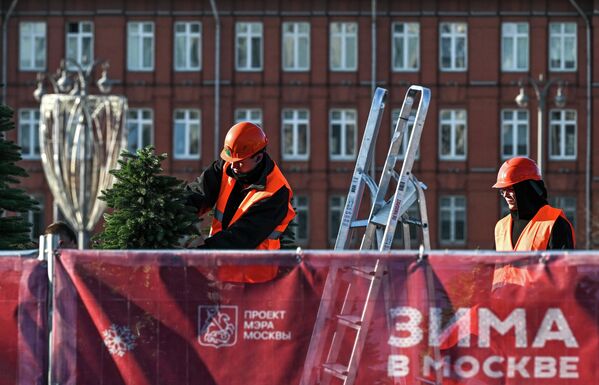 Демонтаж баннера проекта "Зима в Москве" на набережной Москвы-реки - Sputnik Латвия