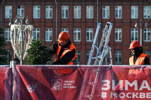 Демонтаж баннера проекта &quot;Зима в Москве&quot; на набережной Москвы-реки - Sputnik Латвия