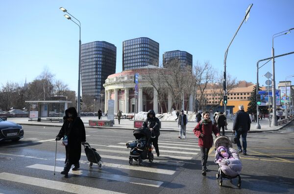 Люди спешат по переходу возле станции метро в Москве - Sputnik Латвия