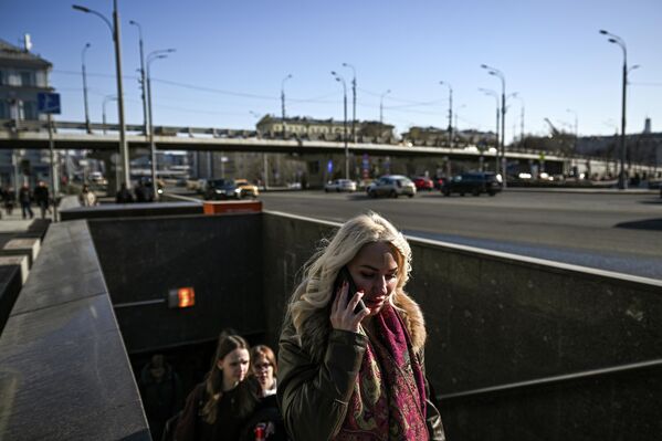 Девушка выходит из подземного перехода в Москве - Sputnik Латвия