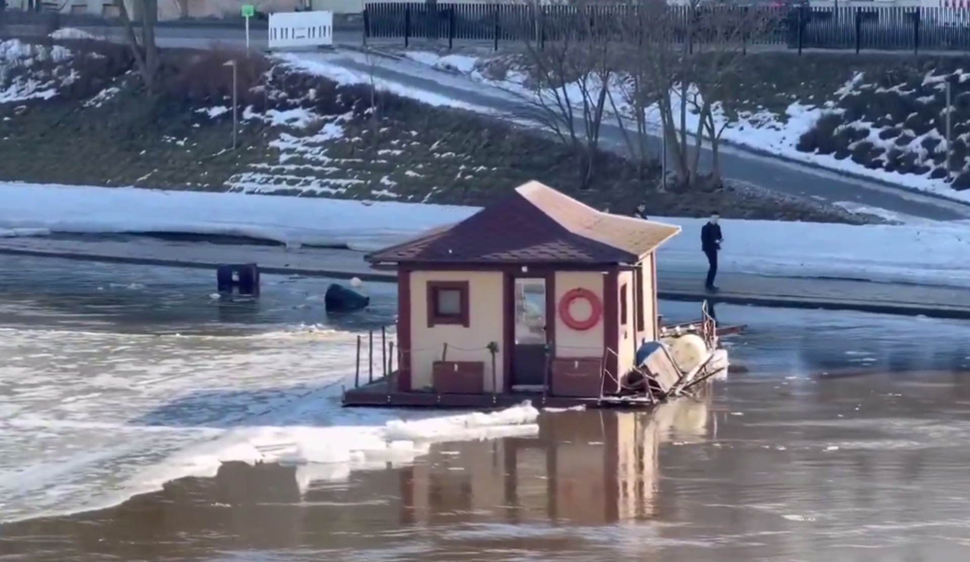 Дом плывет по реке Нерис в Вильнюсе во время ледохода - Sputnik Латвия, 1920, 11.03.2026