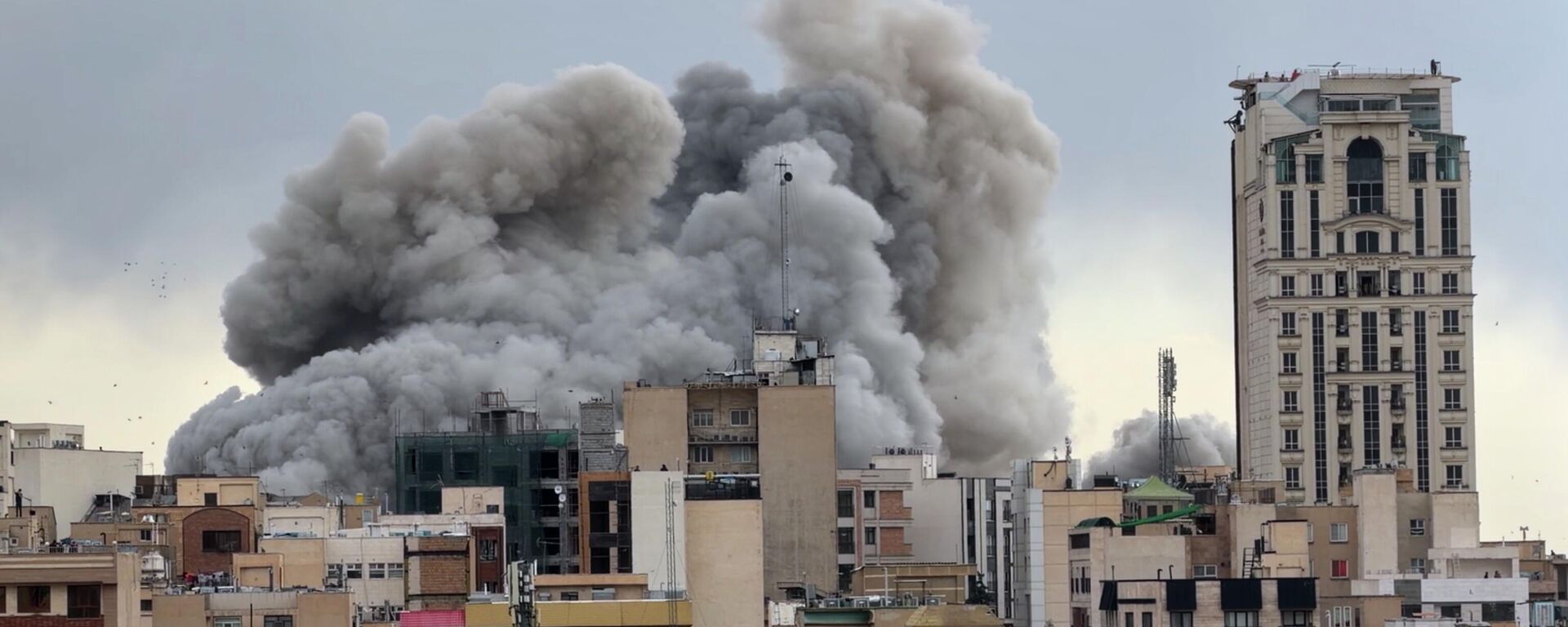 Столб дыма поднимается над Тегераном после нанесенного удара, Иран, 2 марта 2026 года - Sputnik Латвия, 1920, 13.03.2026