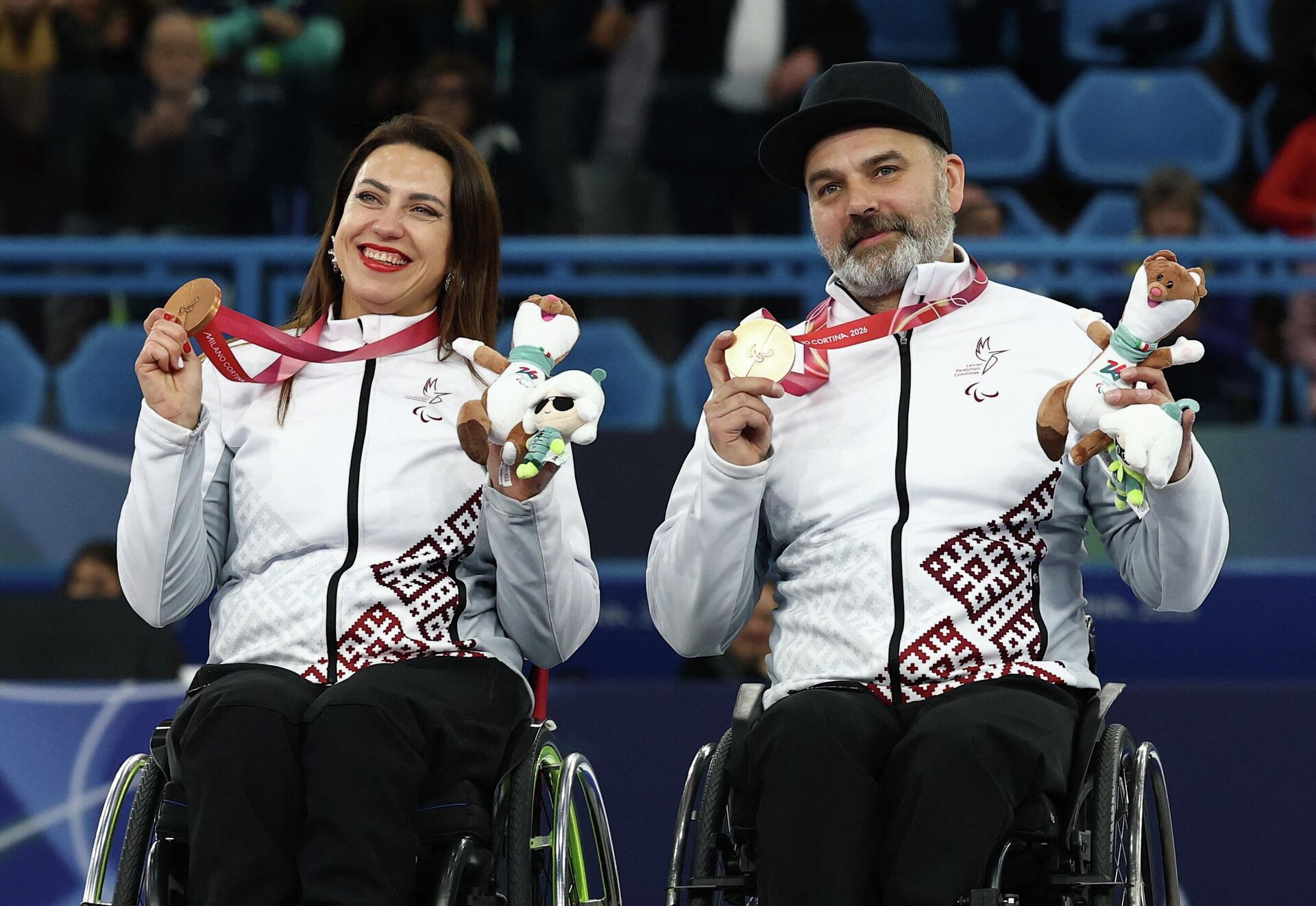 Члены паралимпийской сборной Латвии керлингисты на колясках Полина Рожкова и Агрис Ласманс - Sputnik Латвия, 1920, 12.03.2026